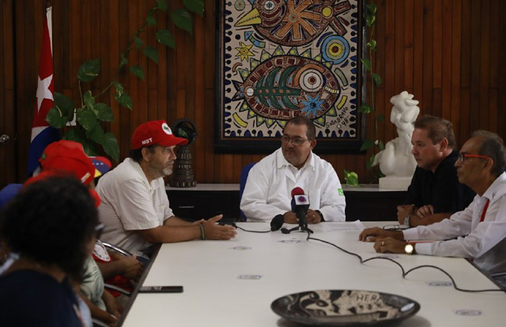 Movimiento Sin Tierra de Brasil entrega donativo de medicamentos en hospitales cubanos