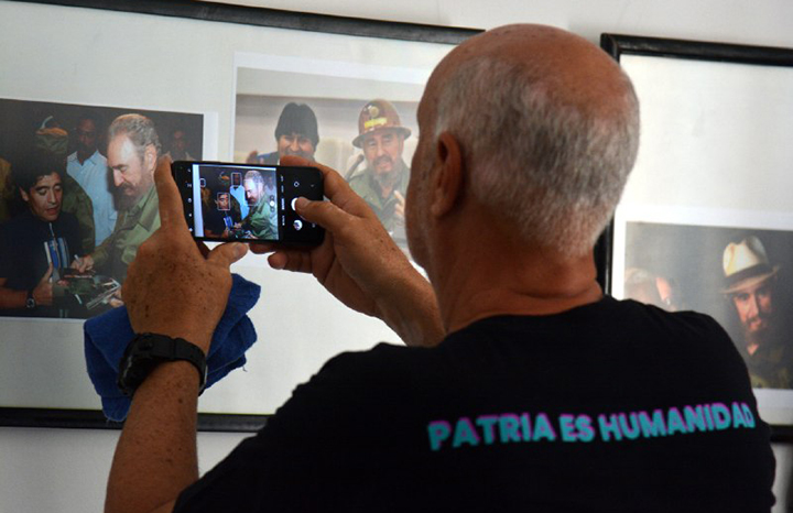 "Junto a Fidel": En imágenes la prensa cubana rinde tributo al Comandante