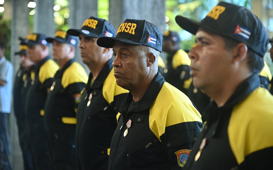 Díaz-Canel condecora a los 18 héroes cubanos que llevaron esperanza a Venezuela tras los terremotos