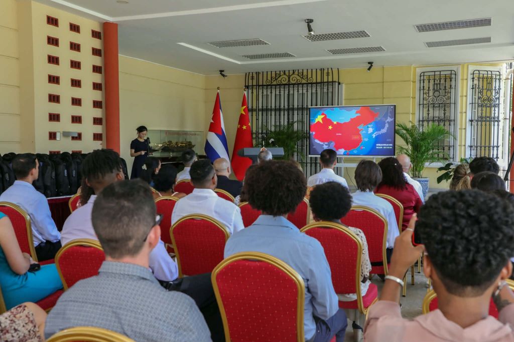 cubanos con becas para universidades chinas.