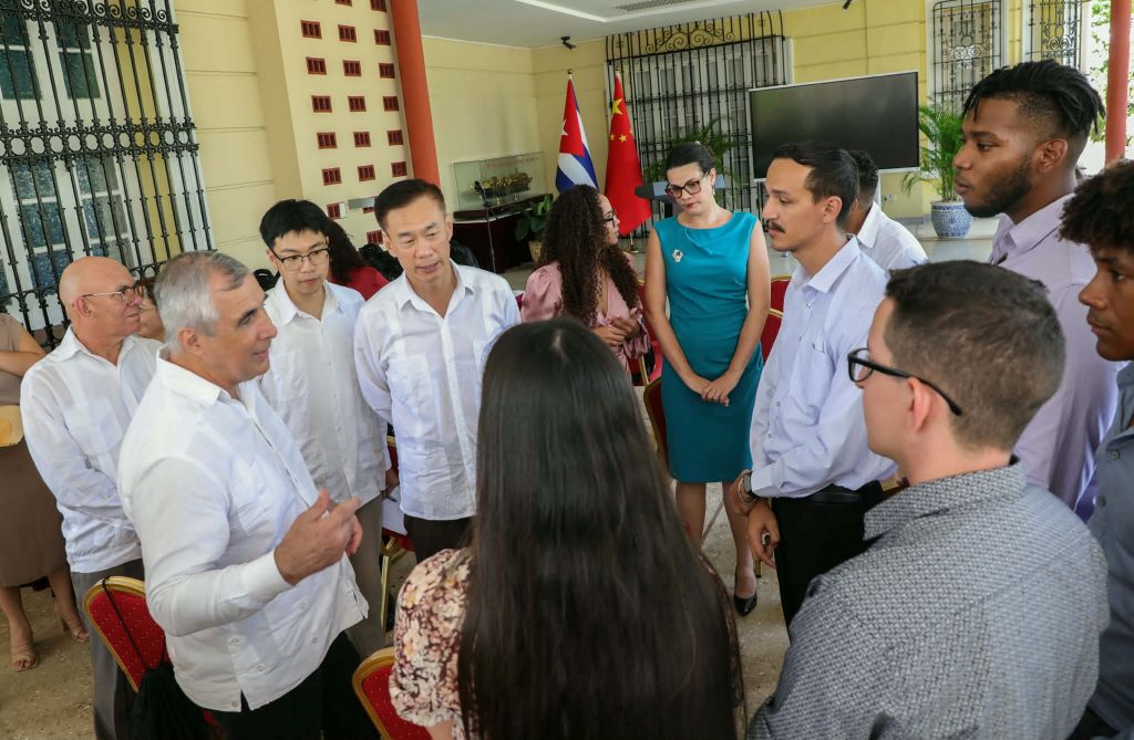 cubanos con becas para universidades chinas