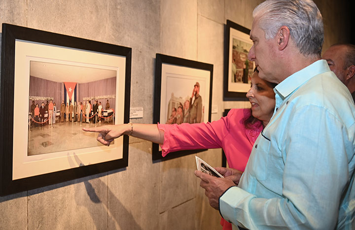 Miguel Díaz-Canel, Primer Secretario del Comité Central del Partido Comunista de Cuba y Presidente de la República, asistió a la inauguración de la exposición de fotografías "Fidel en la Plaza", organizada con motivo del centenario del Comandante en Jefe Fidel Castro Ruz.