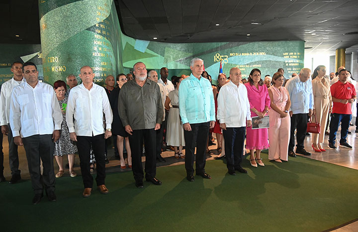 Miguel Díaz-Canel, Primer Secretario del Comité Central del Partido Comunista de Cuba y Presidente de la República, asistió a la inauguración de la exposición de fotografías "Fidel en la Plaza", organizada con motivo del centenario del Comandante en Jefe Fidel Castro Ruz.