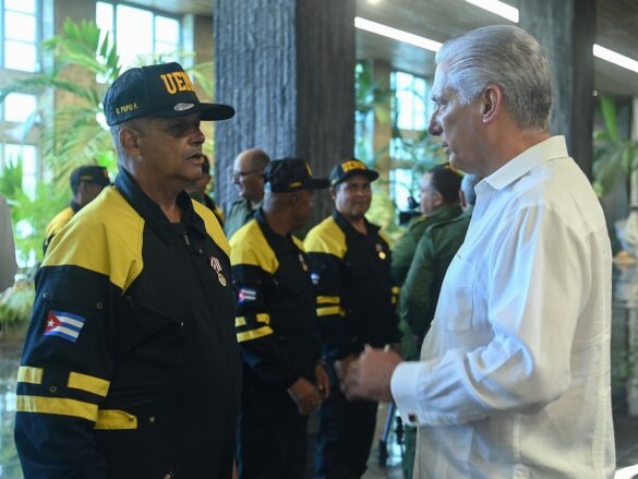 Díaz-Canel condecora a los 18 héroes cubanos que llevaron esperanza a Venezuela tras los terremotos Díaz-Canel condecora a los 18 héroes cubanos que llevaron esperanza a Venezuela tras los terremotos