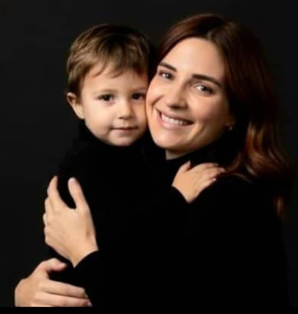 Lauren, junto a su pequeño hijo Hansel