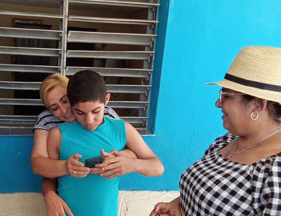 Autoridades de Villa Clara recorren centros sociales en el municipio de Santo Domingo