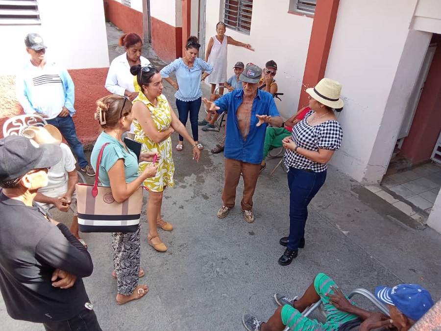 Autoridades de Villa Clara recorren centros sociales en el municipio de Santo Domingo