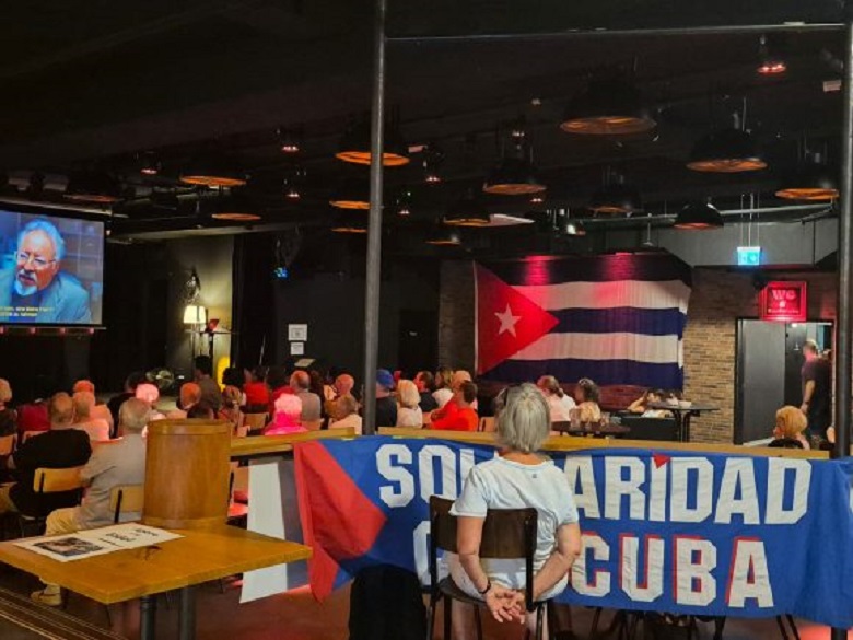 Denuncia del bloqueo contra Cuba desde el histórico Puente del Medio sobre el Rin