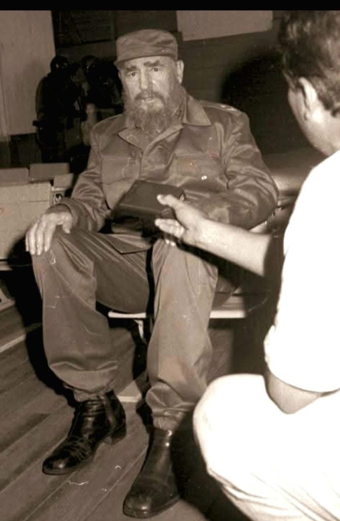 Aroldo García en ejercicio de su oficio junto al Comandante.