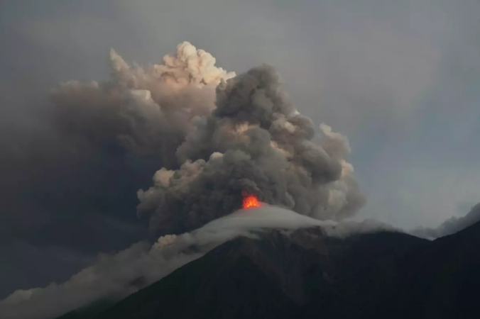 Más de 1 700 evacuados por potente erupción del volcán de Fuego en Guatemala