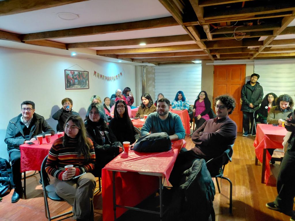 Juventud Chilena de Valdivia, Chile, recuerda a Fidel en su centenario.