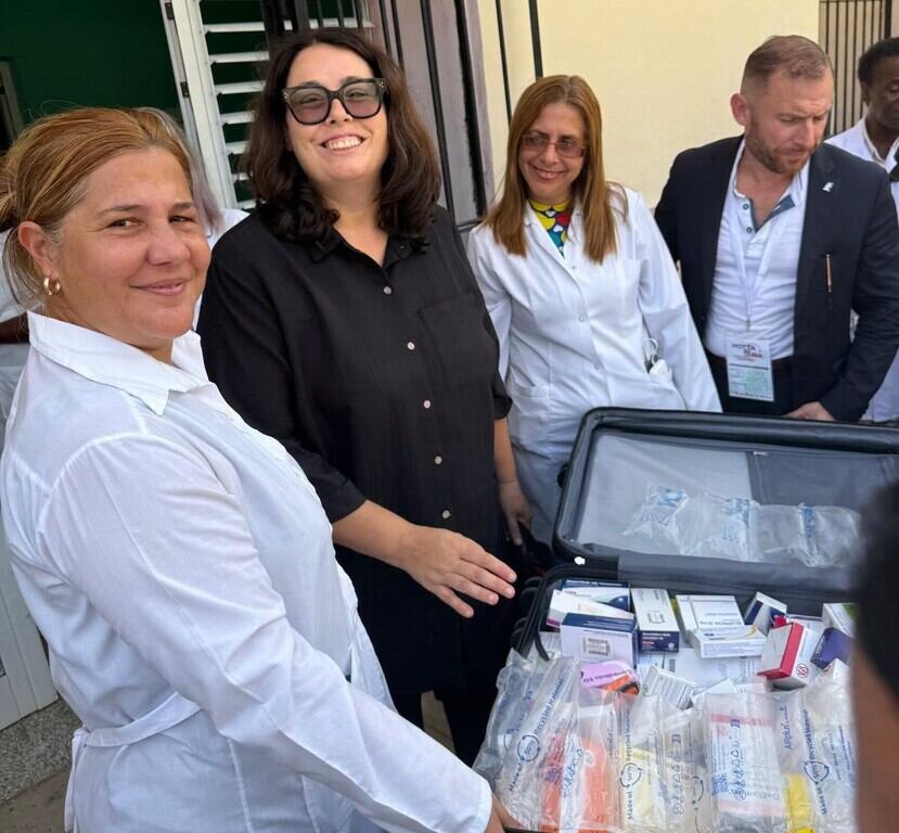 Stefania Ascari visita el hospital Calixto García.