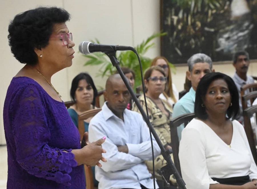Díaz-Canel a cederistas: “Vamos a dar las respuestas desde la comunidad, que necesita este tiempo”