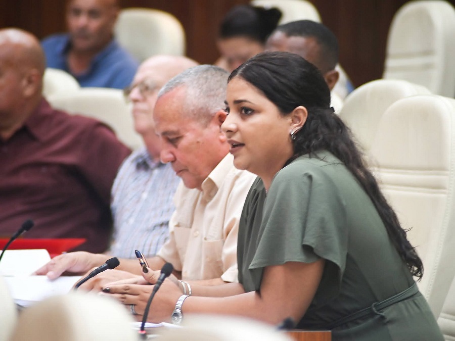Presidente cubano ratifica confianza en el sistema empresarial estatal del país