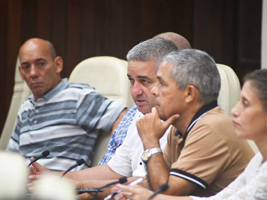 Presidente cubano ratifica confianza en el sistema empresarial estatal del país