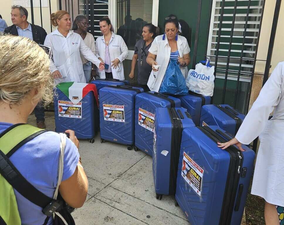 Delegación italiana de visita en el hospital Calixto García.