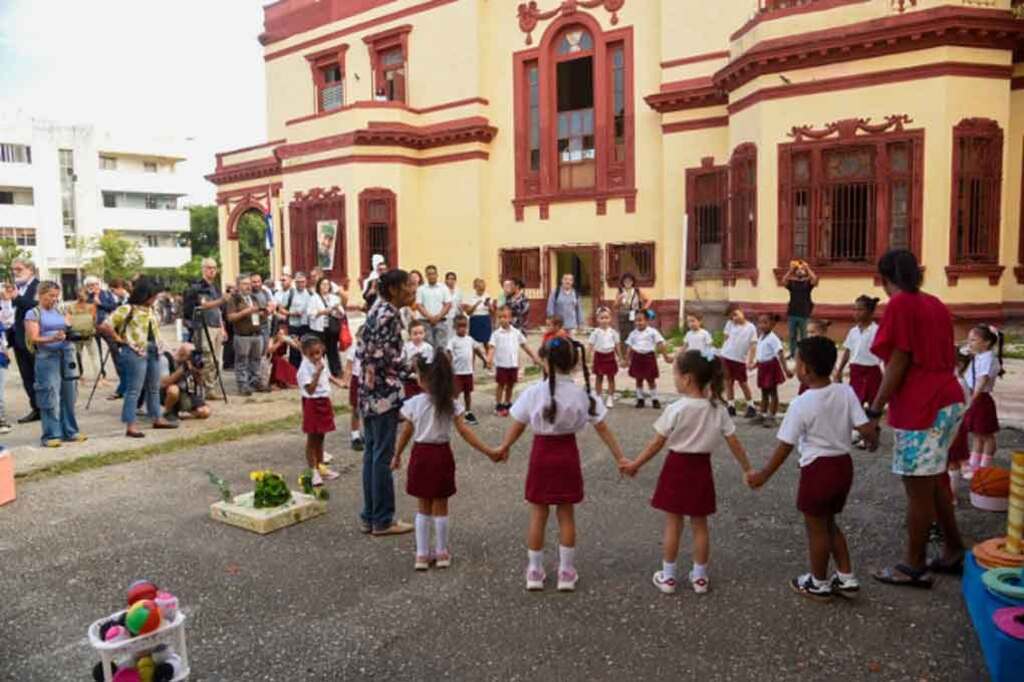 Visita de la caravana italiana a la escuela primaria Arturo Montori, de La Habana