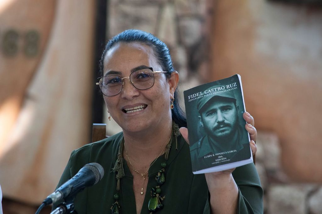 Libro sobre Fidel en la provincia Granma.