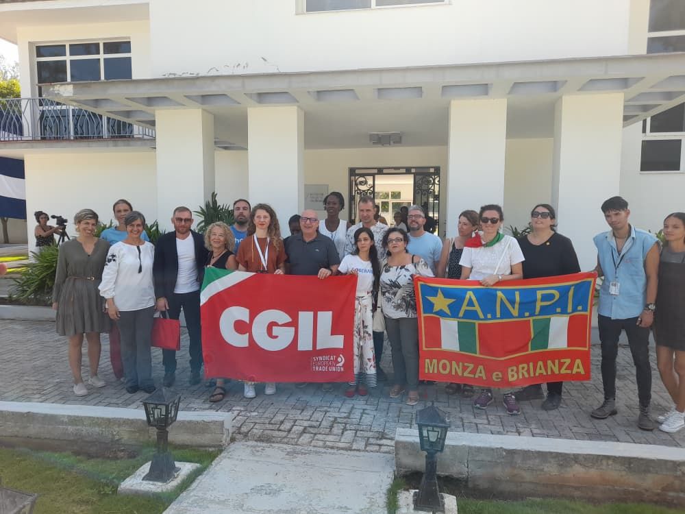 Delegación italiana solidaria con Cuba.