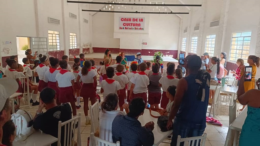 Los Pinos abrió sus puertas al arte y recibió con entusiasmo a protagonistas de "Entre Aguas"