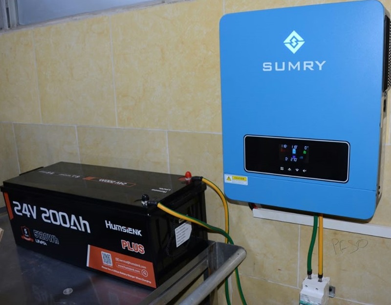 Módulo, de 5 kWh, compuesto por batería de almacenamiento y un inversor.