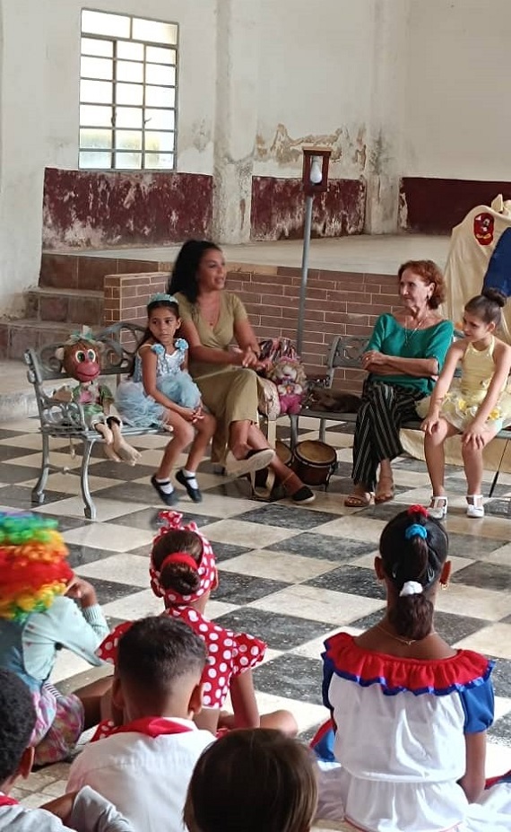 Los Pinos abrió sus puertas al arte y recibió con entusiasmo a protagonistas de "Entre Aguas"