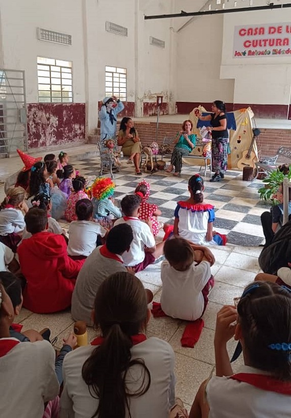 Los Pinos abrió sus puertas al arte y recibió con entusiasmo a protagonistas de "Entre Aguas"