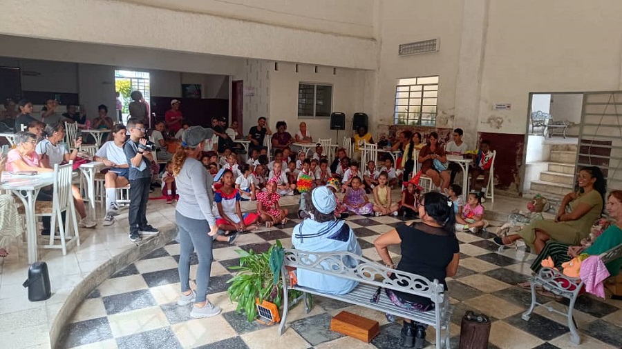 Los Pinos abrió sus puertas al arte y recibió con entusiasmo a protagonistas de "Entre Aguas"